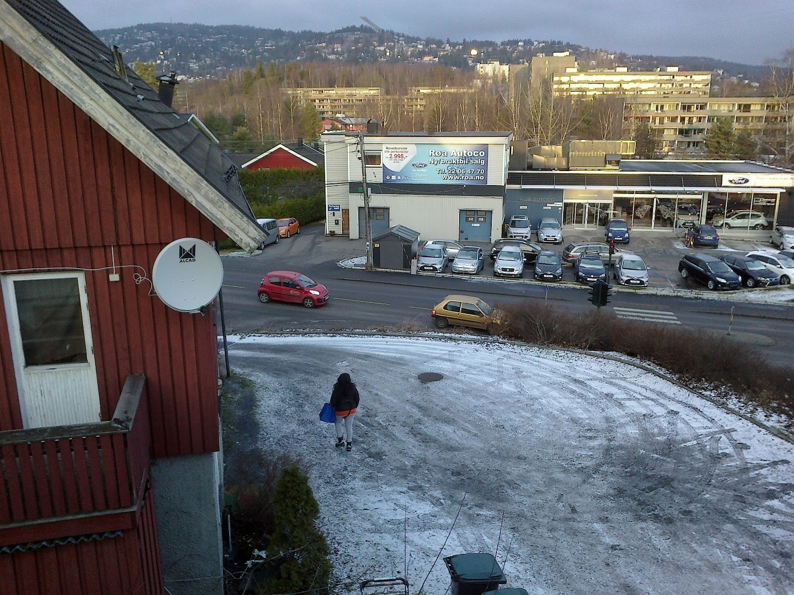 Gammelt bilde. Nabohuset er malt hvitt. Galleribilde