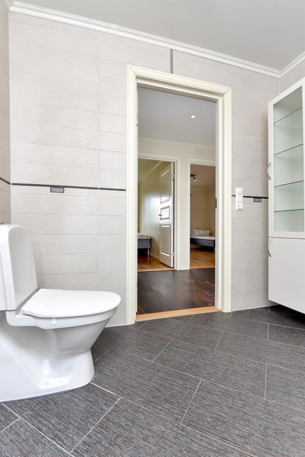 Helfliset bad med varme i gulv Galleribilde