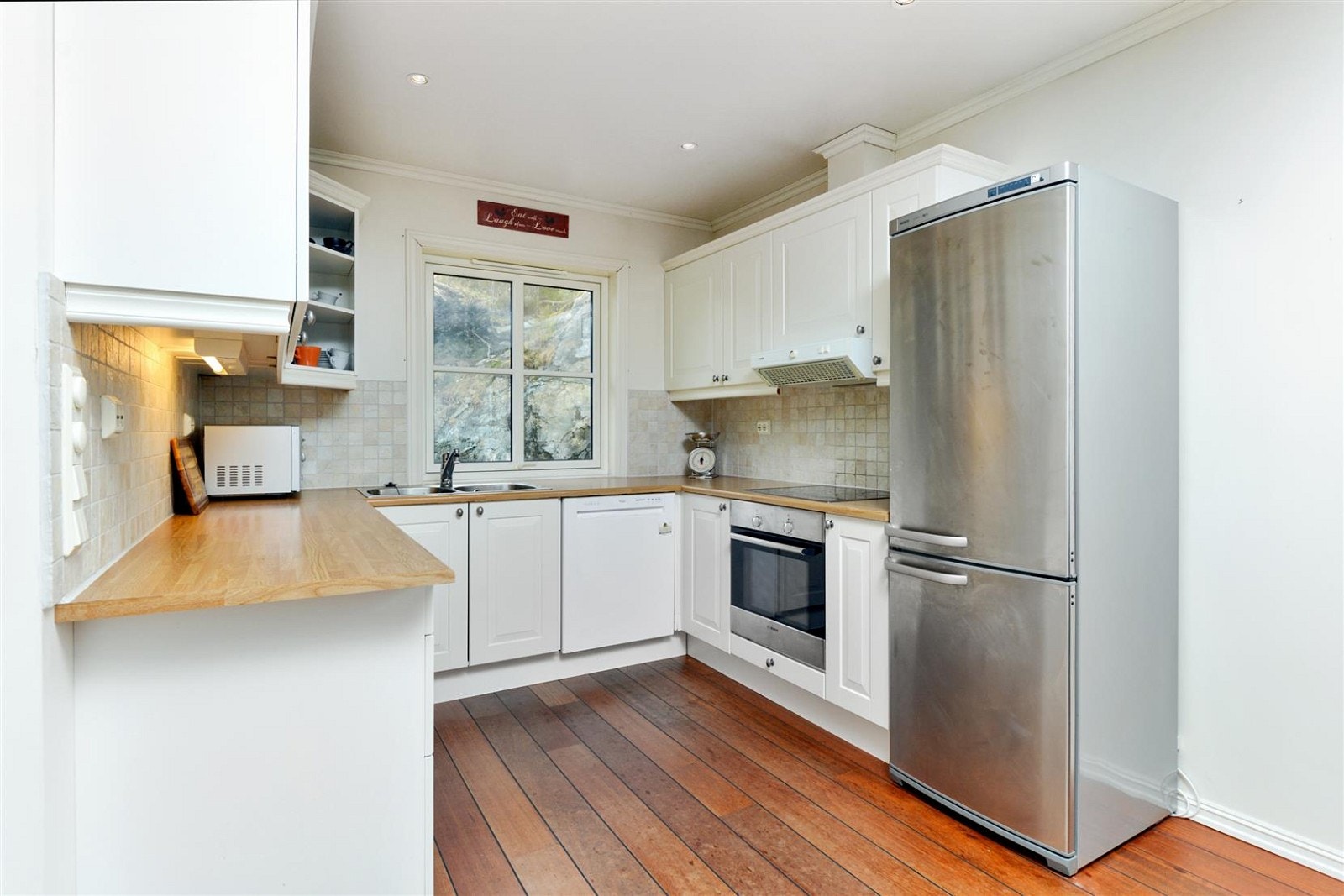 Kjøkken med integrert komfyr og platetopp Galleribilde