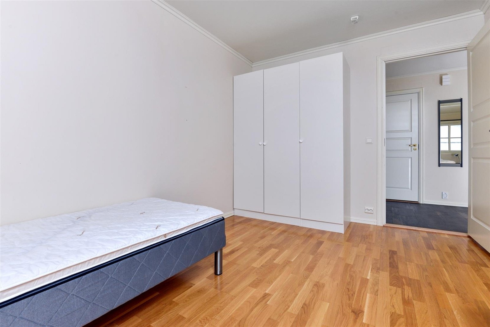 Soverom med eikeparkett på gulv Galleribilde