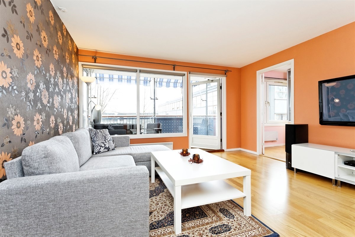 Stuen er romslig og har plass til sofa og lite spisebord Galleribilde