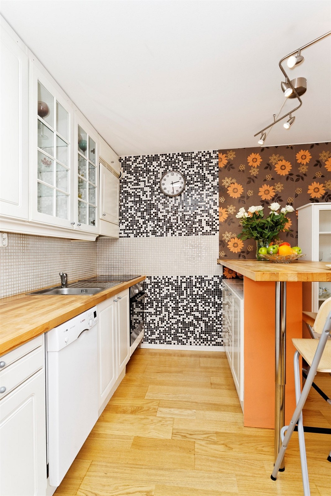 Det er godt med benke- og skapplass på kjøkkenet Galleribilde