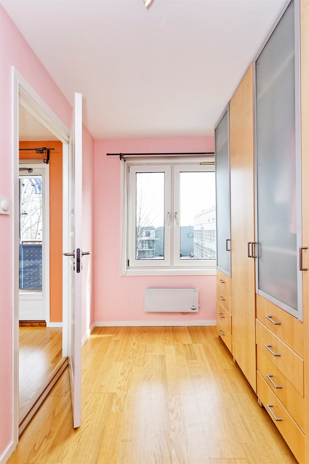 Det er et stortgarderobeskap på soverommet Galleribilde