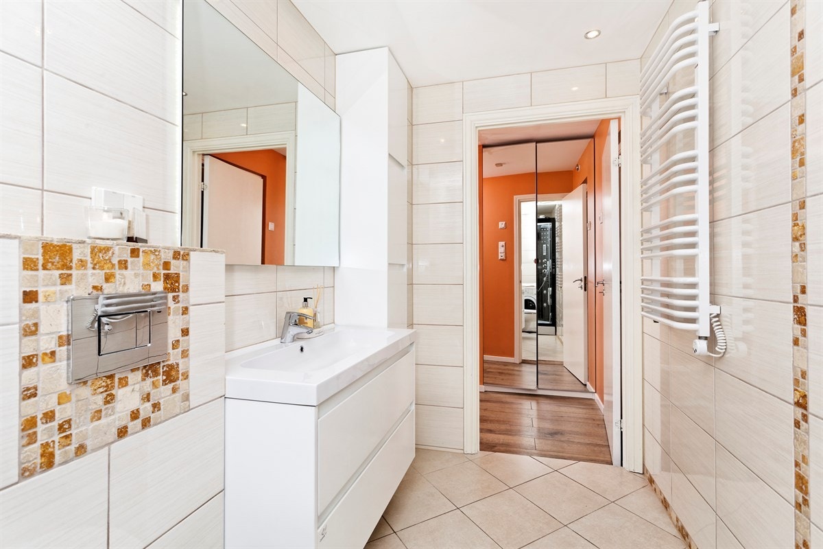 Selger har lagt nye fliser og satt inn nytt baderomsmøblement Galleribilde