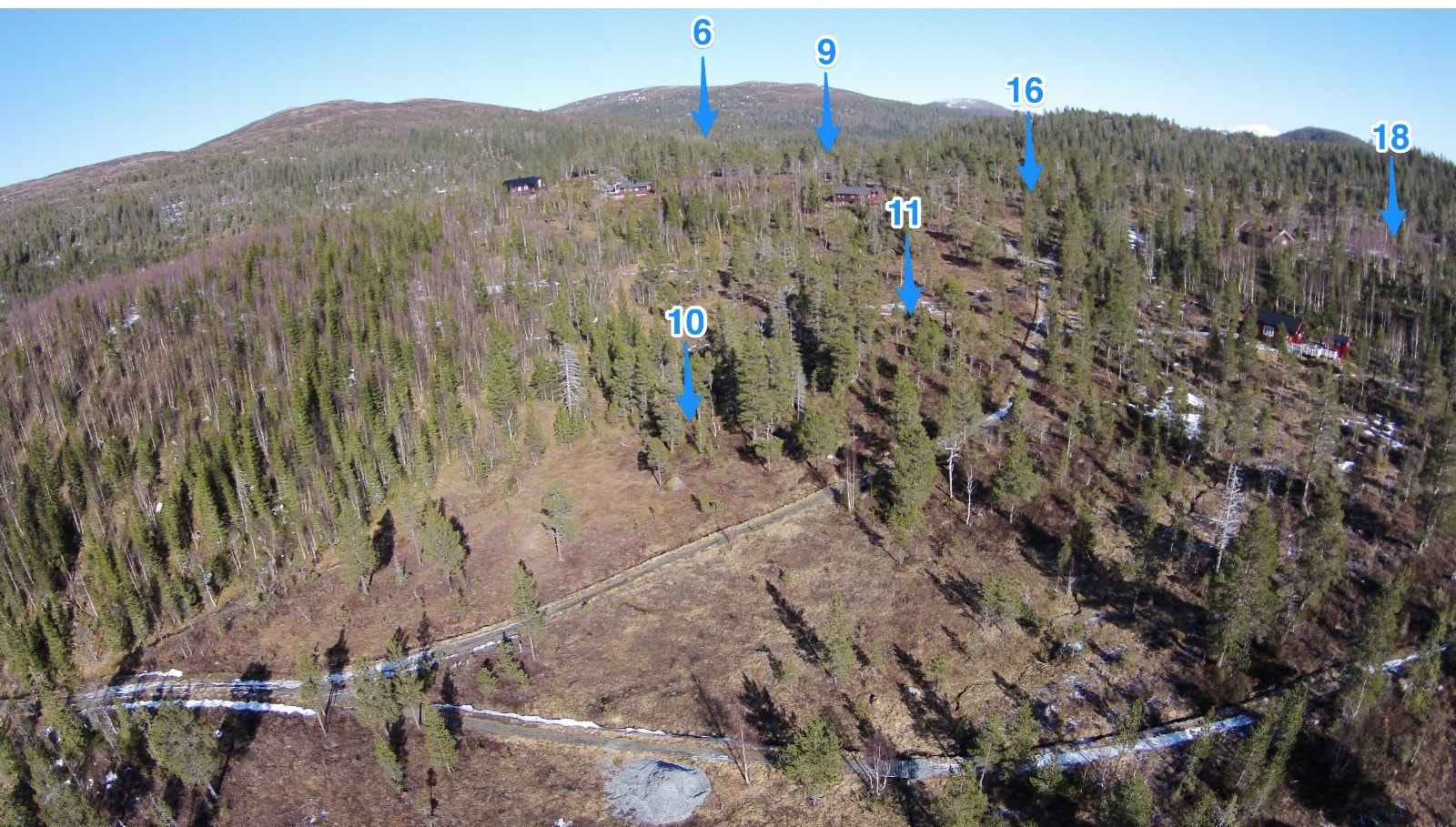 Det er svært lett å gå på egenvisning i Vassdølin. Alle tomtene er godt merket med tomtenummer. Her ser vi hovedstien inn i området fra vest dele seg. Bildeutsnitt er vridd til venstre mot nord iforhold til forrige bilde. Galleribilde