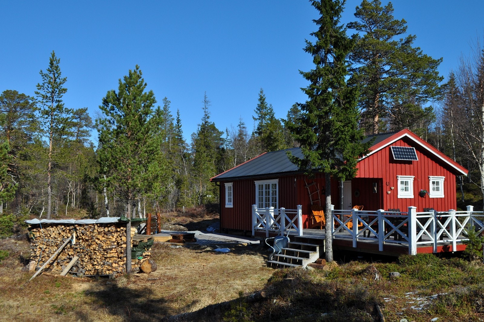 Tomtene kan bebygges med en hytteenhet i en etasje med inntil 120 kvm. størrelse. I tillegg kan det oppføres uthus på inntil 15 kvm. Galleribilde