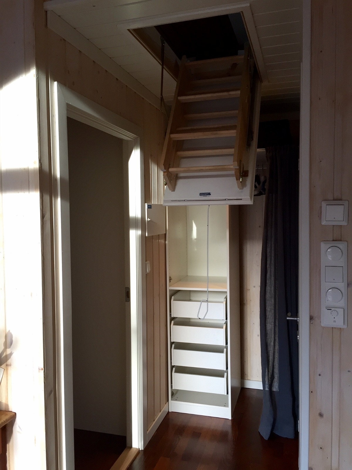 Gang med garderobeskap og loftstrapp. Galleribilde