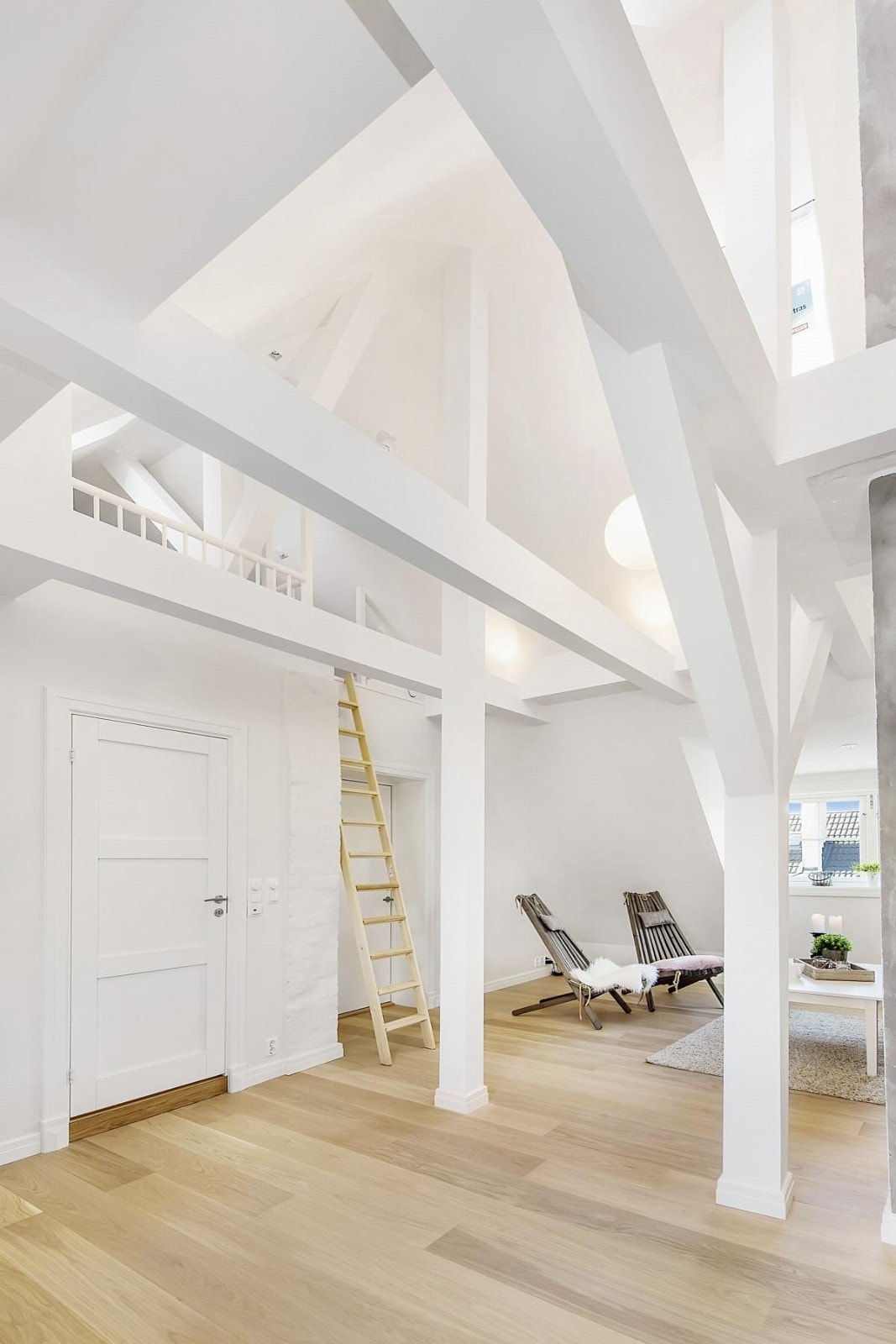 Stue med trapp opp til stor hems Galleribilde