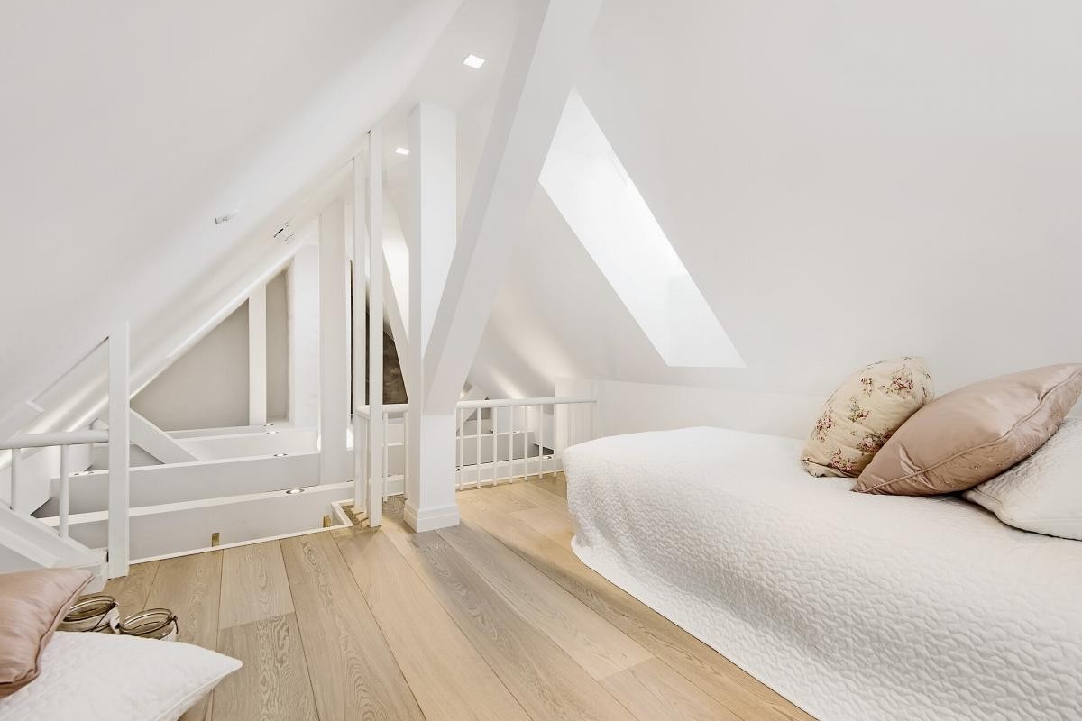 Stor hems med plass til seng Galleribilde