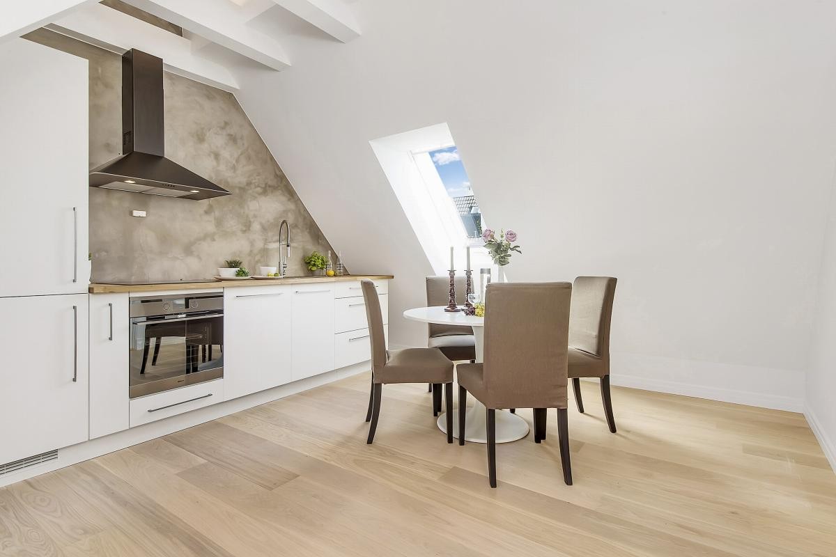 Romslig kjøkken med god plass til spisebord Galleribilde