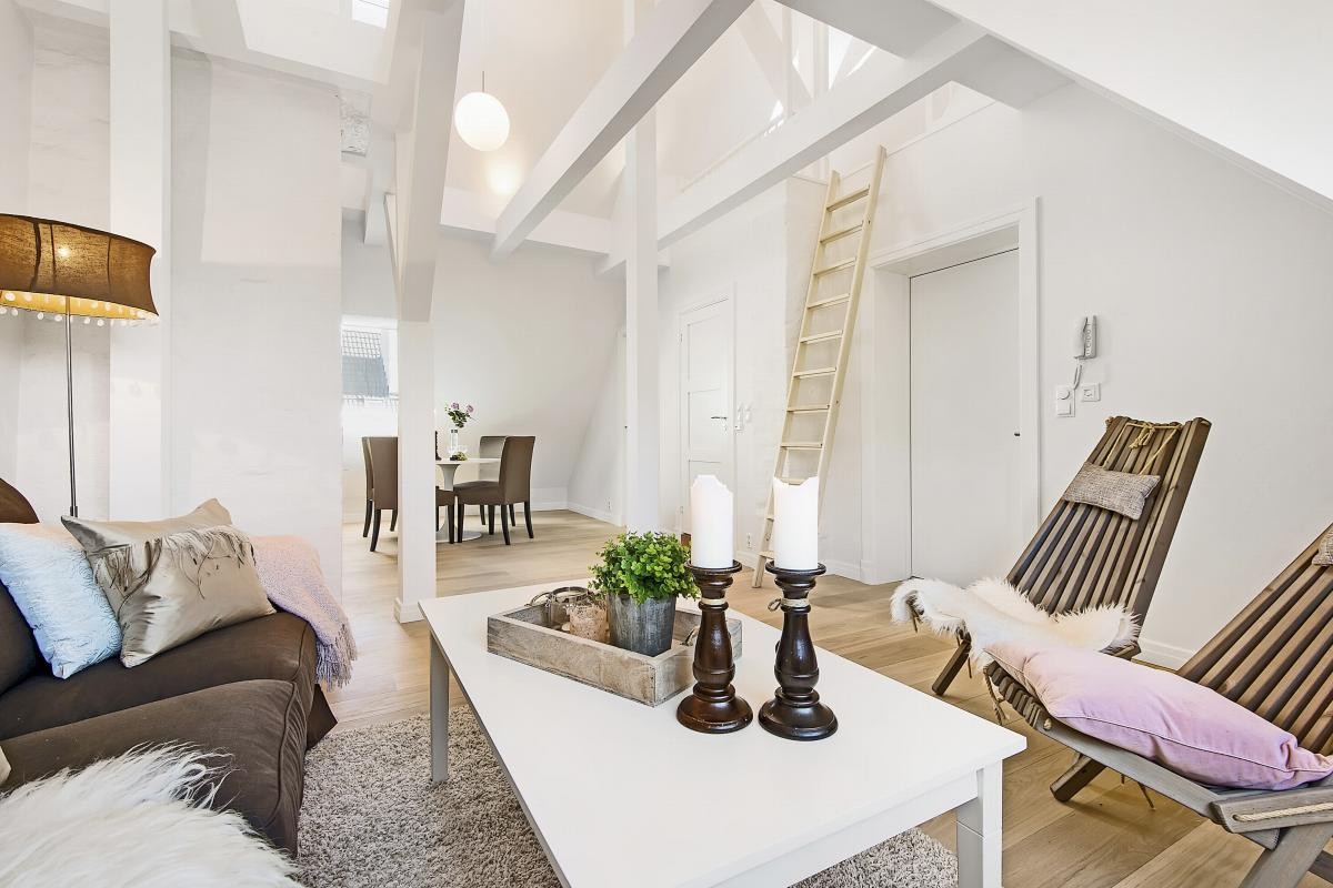 Stue mot kjøkken og spisestue. Luftig takhøyde sikrer god romfølelse. Galleribilde