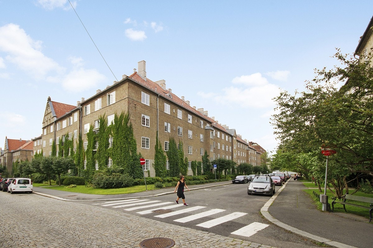 Sommerbilde av fasade Galleribilde