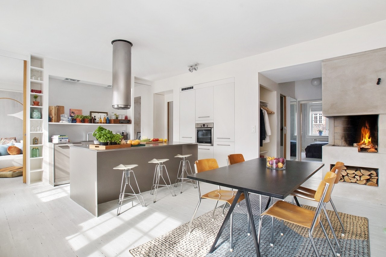 Kjøkken med spiseplass og peis Galleribilde