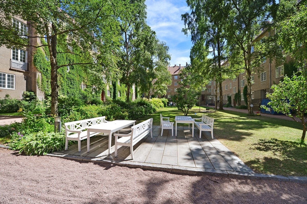 Sommerbilde av bakgård Galleribilde