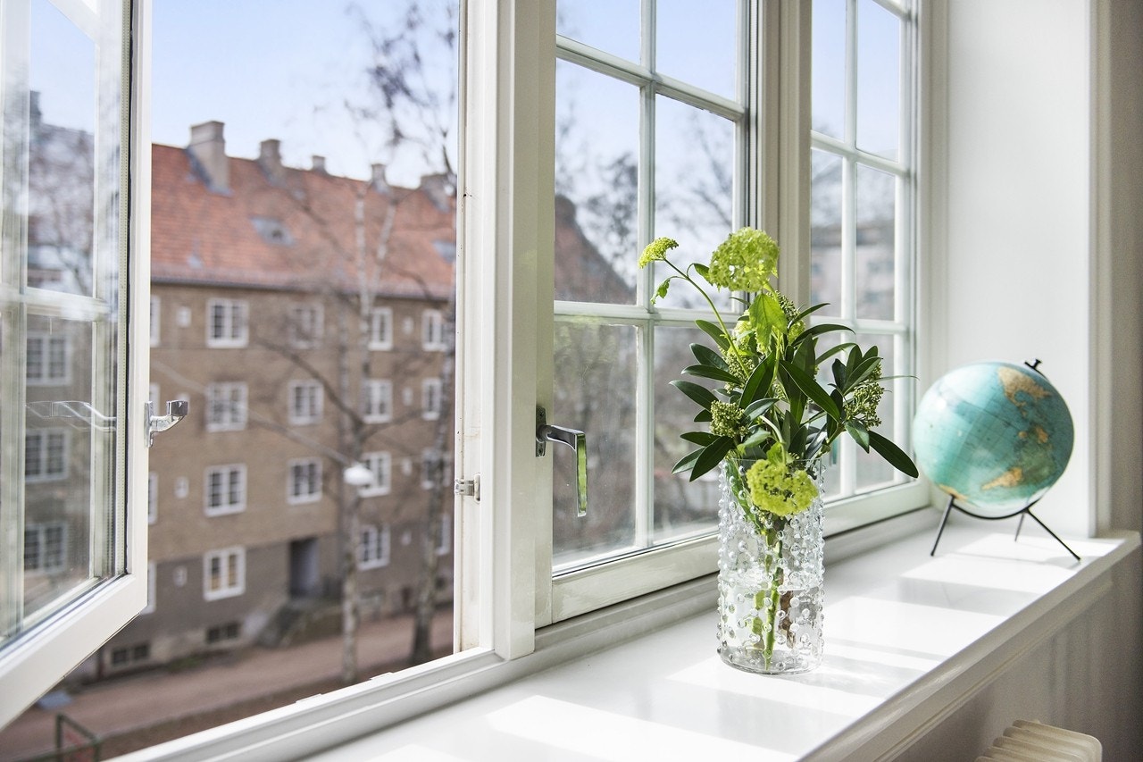 Vinduspost mot bagård Galleribilde