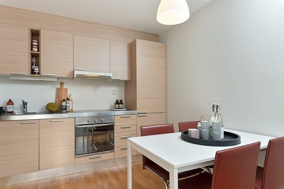 Godt kjøkken med spiseplass Galleribilde