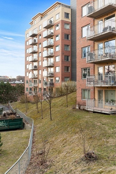 Borterste bygg, nærmeste rad, tredje nivå nedenfra Galleribilde