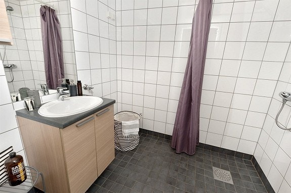 Moderne bad med dusj Galleribilde