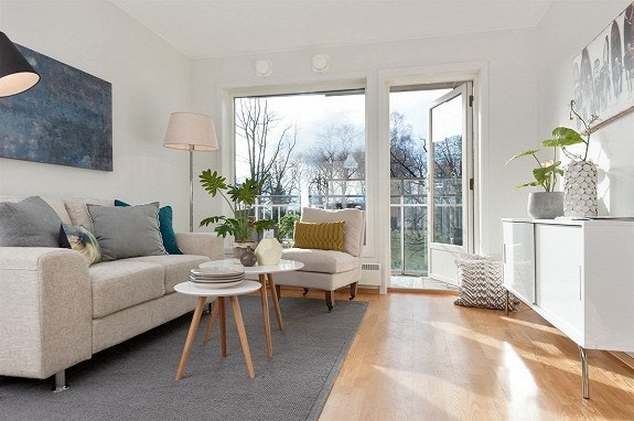 Utgang til komfortabel og vestvendt balkong fra stuen Galleribilde