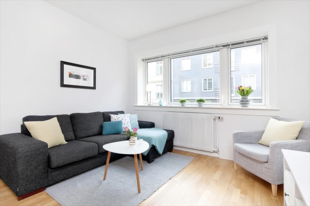 God plass i stue til sofagruppe med tilhørende møblement. Galleribilde