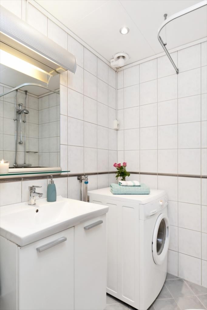 Meget pent flislagt bad med varmekabler renovert i regi av boligselskapet i 2004. Galleribilde