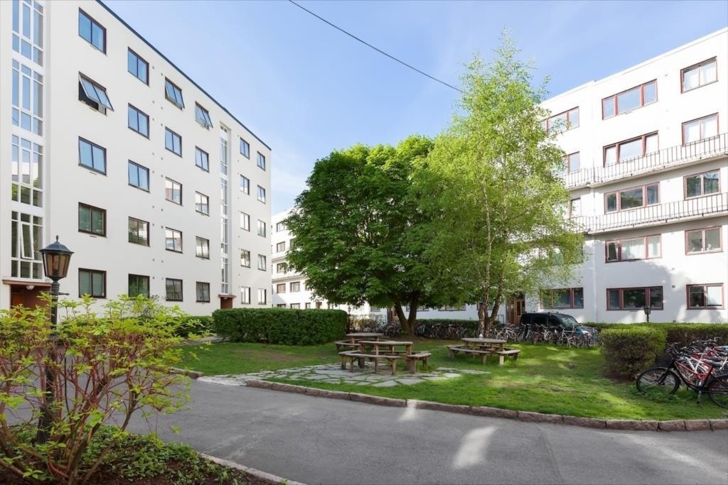 Hyggelig bakgård. Galleribilde