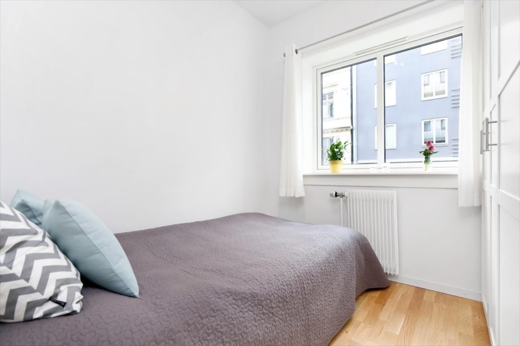 Soverom med god plass til dobbeltseng. Galleribilde