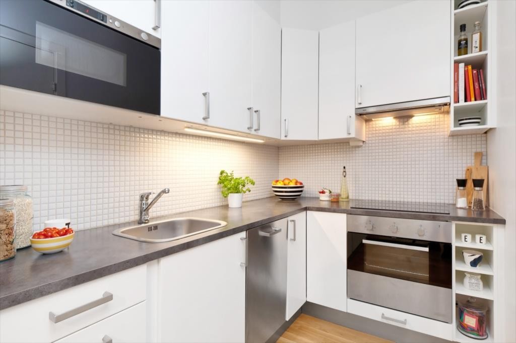 Stilren og moderne kjøkkeninnredning fra 2011. Integrerte hvitevarer og gode skap- og arbeidsforhold. Galleribilde