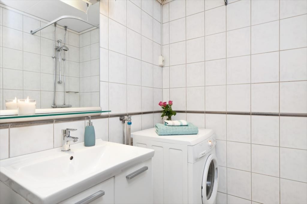 God oppbevaringsplass på bad/wc. Opplegg til vaskemaskin. Galleribilde