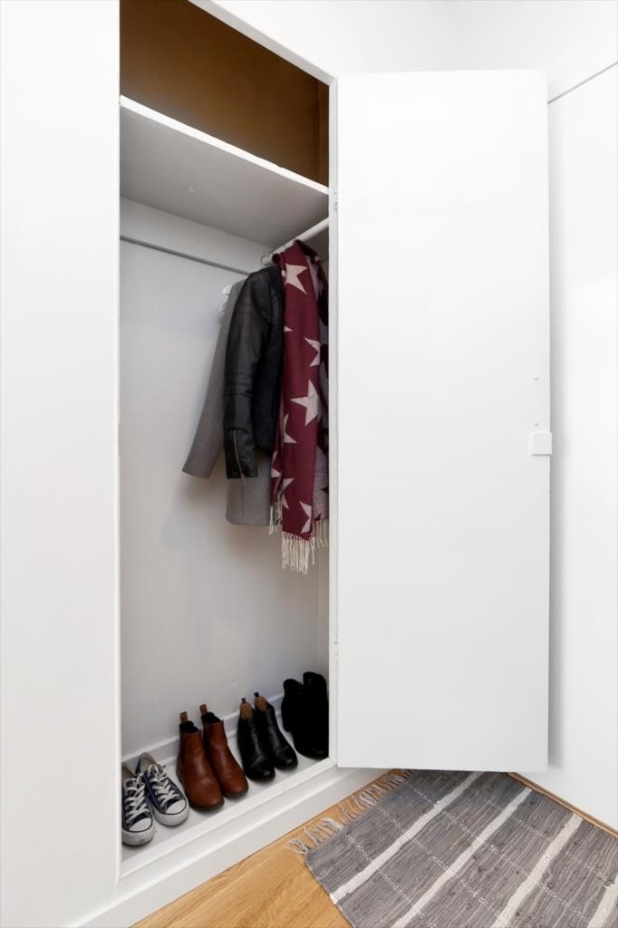 Entré med god oppbevaringsplass i form av plassbygd skap. Galleribilde