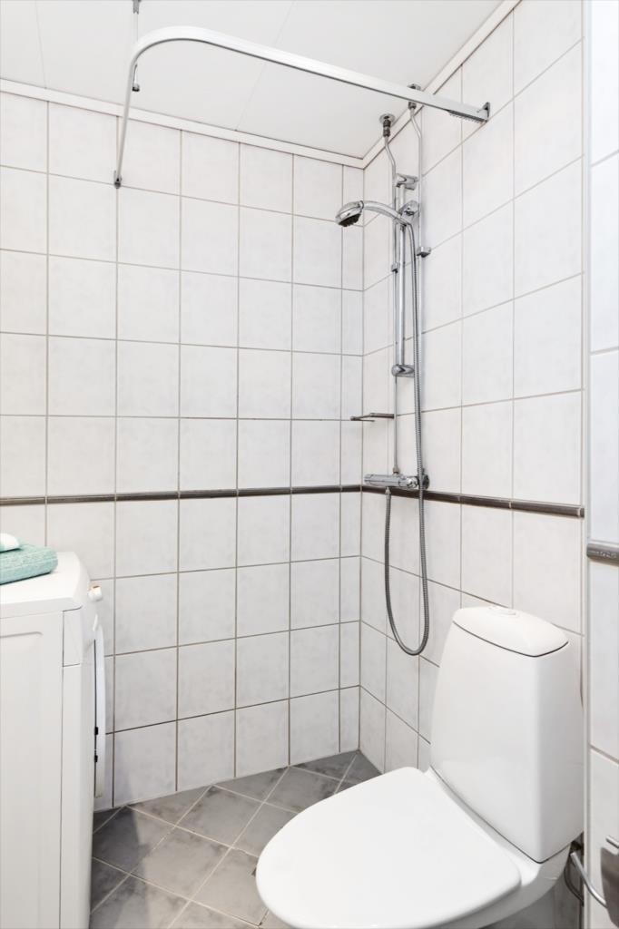 Klosett og dusjhjørne. Galleribilde