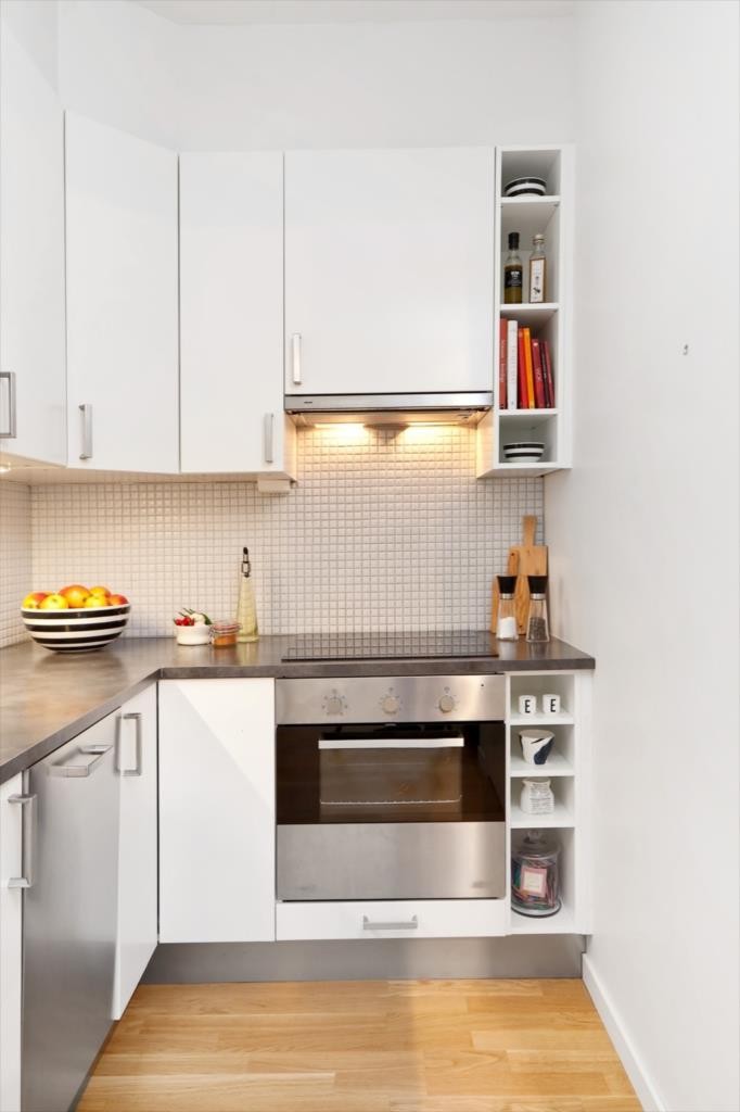 Mosaikkfliser og belysning over benk. Galleribilde