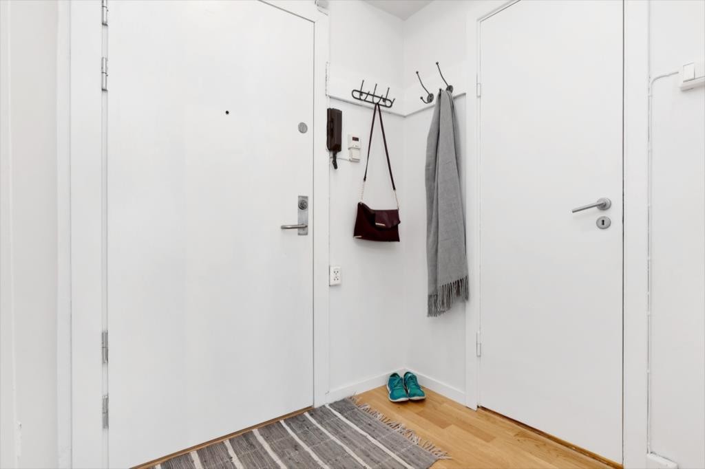 Entré med brann- og lydklassifisert entrédør (b30/dB40). Porttelefon. Galleribilde