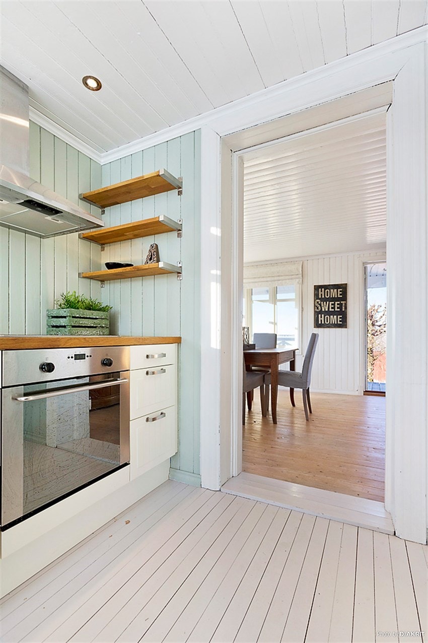 Fra kjøkkenet er det driekte adkomst til spisestue Galleribilde