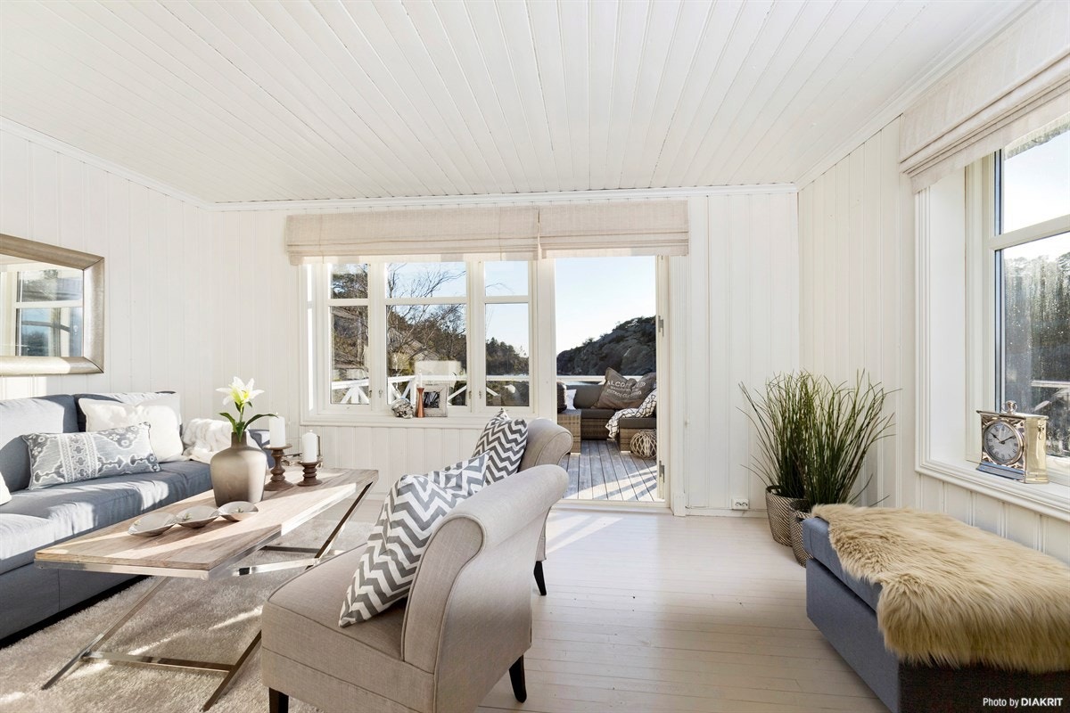 Lys og pen stue med store vindusflater som gir mye naturlig lys Galleribilde