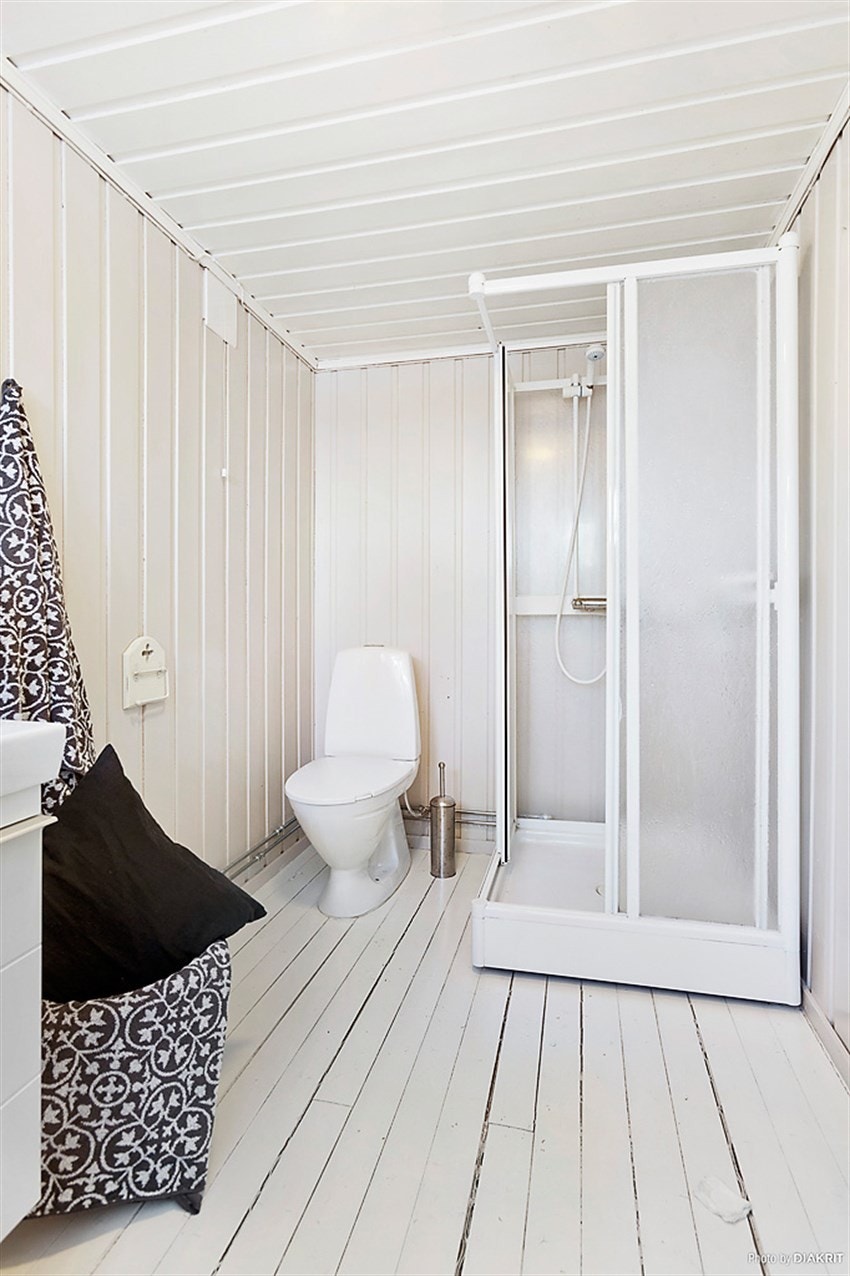 Baderom i annekset med dusjkabinett og wc Galleribilde