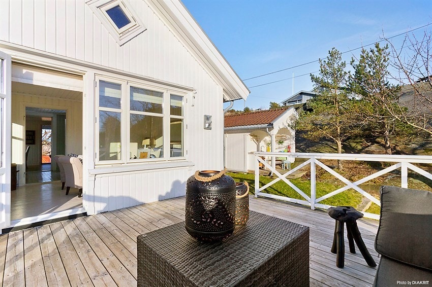 Stor og solrik terrasse med utgang fra stuen Galleribilde