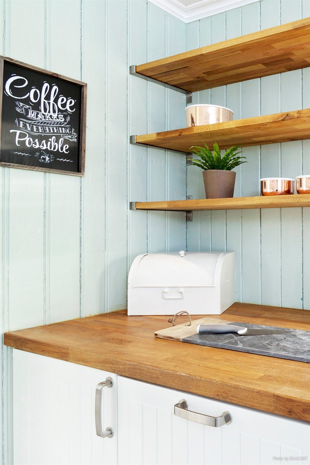 Funksjonell innredning med flate, hvite, uprofilerte fronter Galleribilde