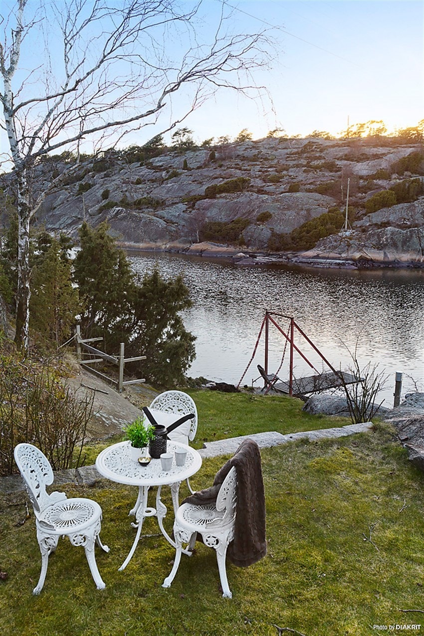 Perfekt kombinasjon av sjø og land - svaberg og gressplen Galleribilde