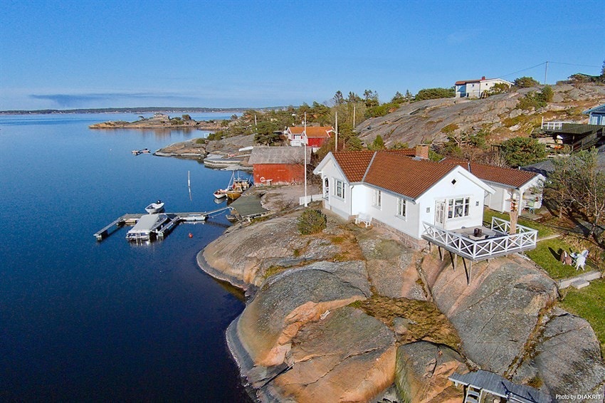 Nordvik & Partners Bygdøy Allé i samarbeid med Regent Christies International Real Estate ved Olstad og Leirflaten har gleden av å presentere hytteidyll i skjærgården på Hvaler Galleribilde