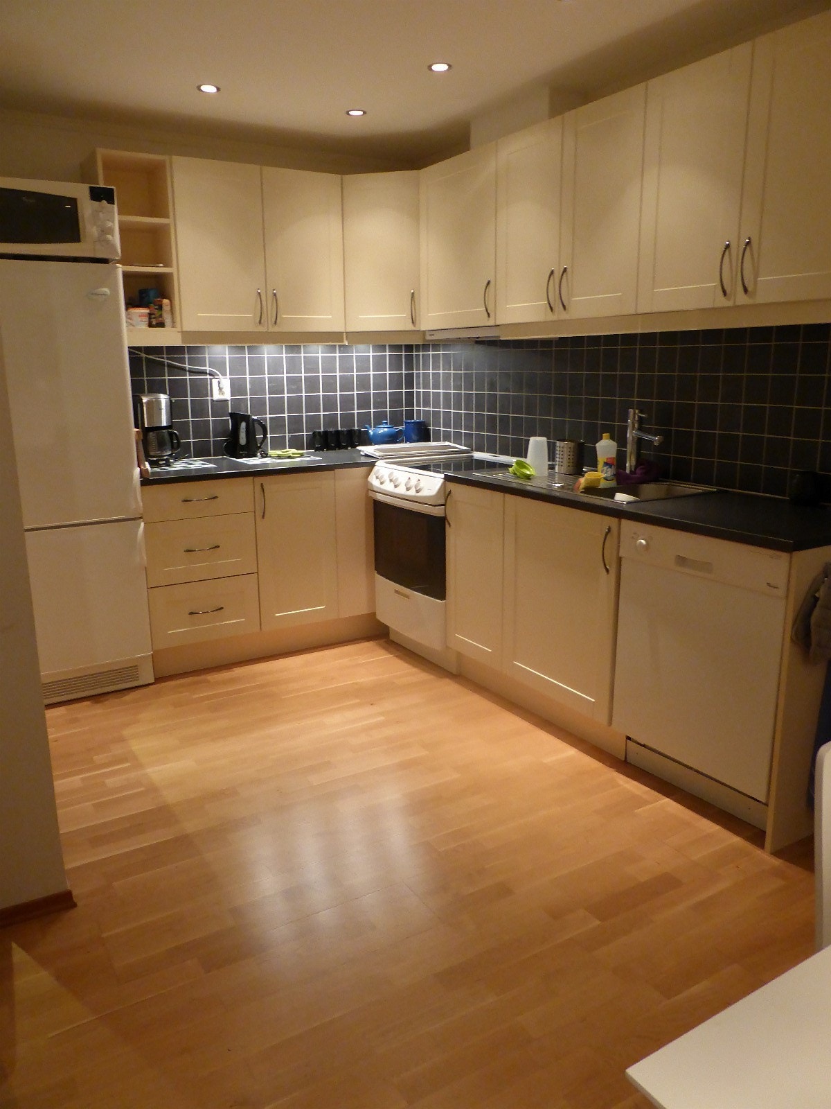 Romslig kjøkken med alt av hvitevarer og masse skap plass Galleribilde