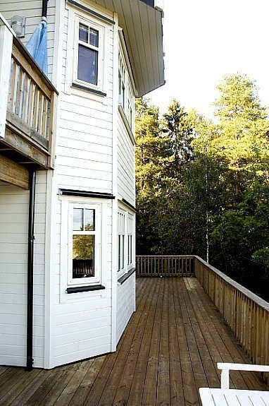 Terrasse og karnappet i stuen Galleribilde