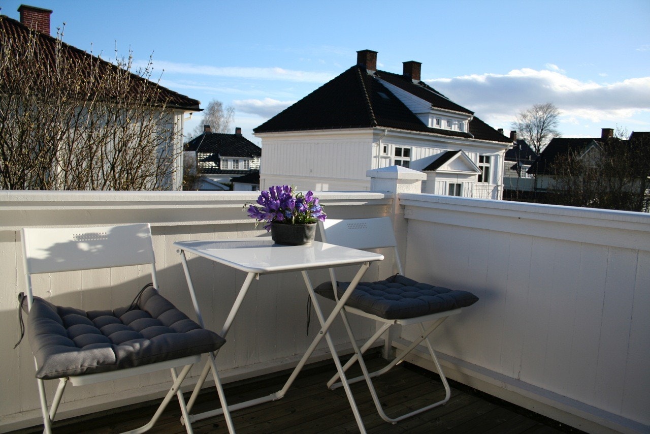 Hyggelig og solrik balkong med utsikt Galleribilde