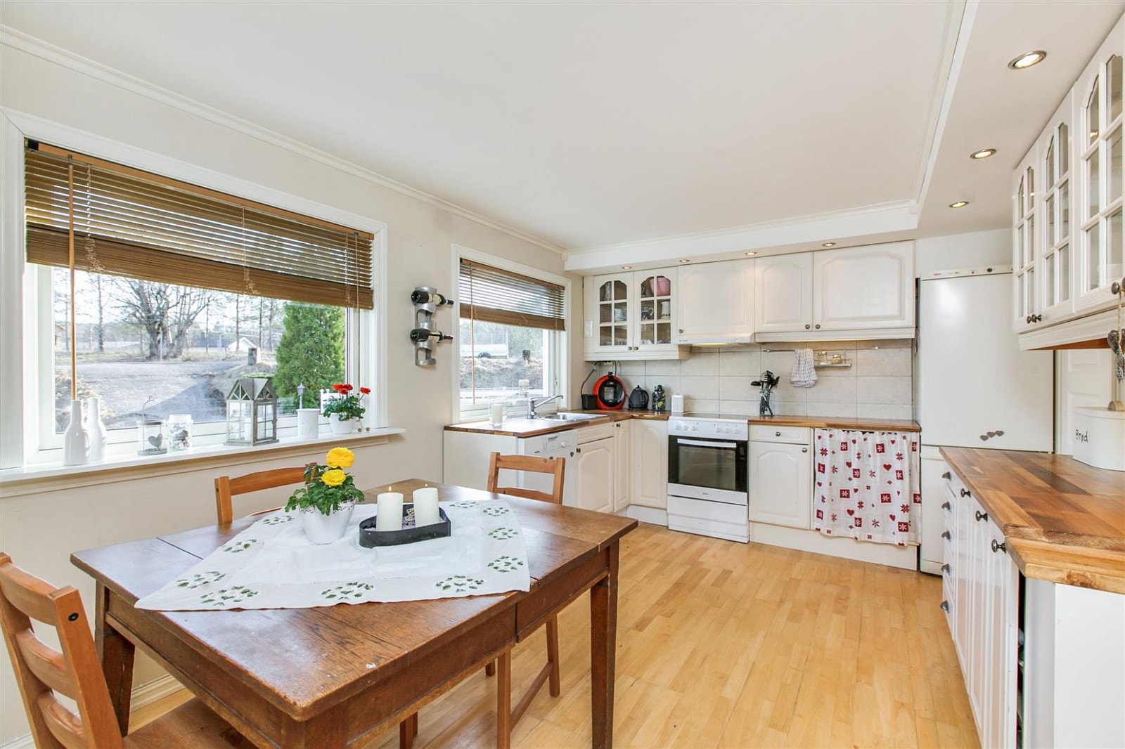 Kjøkkeninnredning fra Sigdal i malte heltre fronter med 6 dører i glasser. Galleribilde