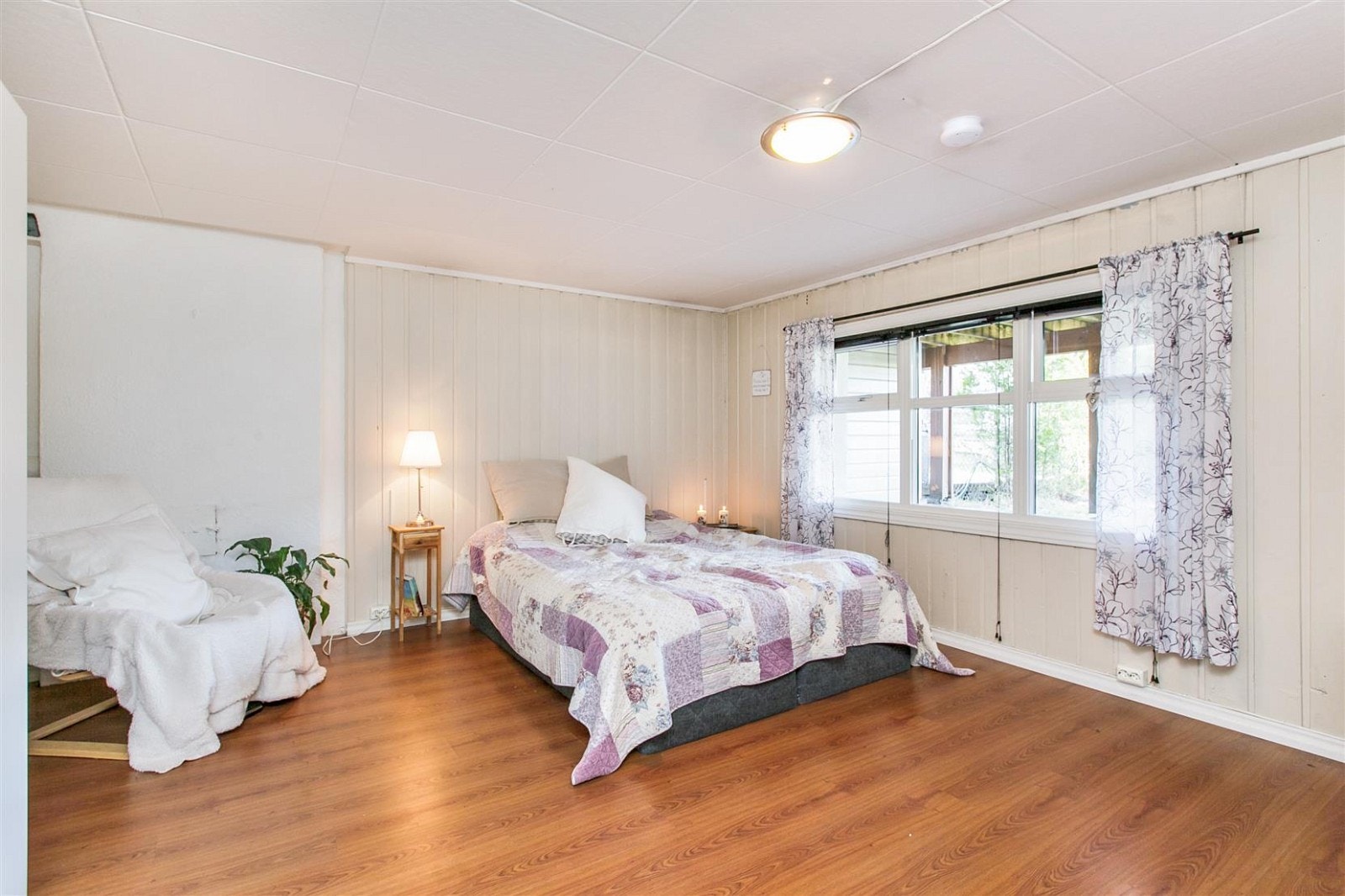 Kjellerstue som i dag blir brukt som et romslig soverom. Galleribilde