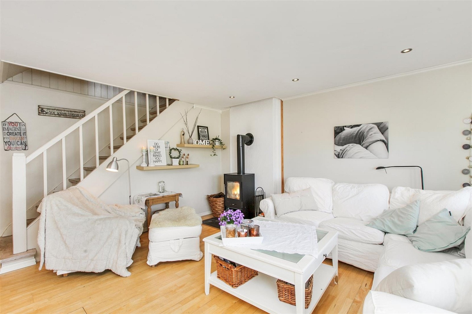 Koselig og lys stue med downlights i himling. Galleribilde