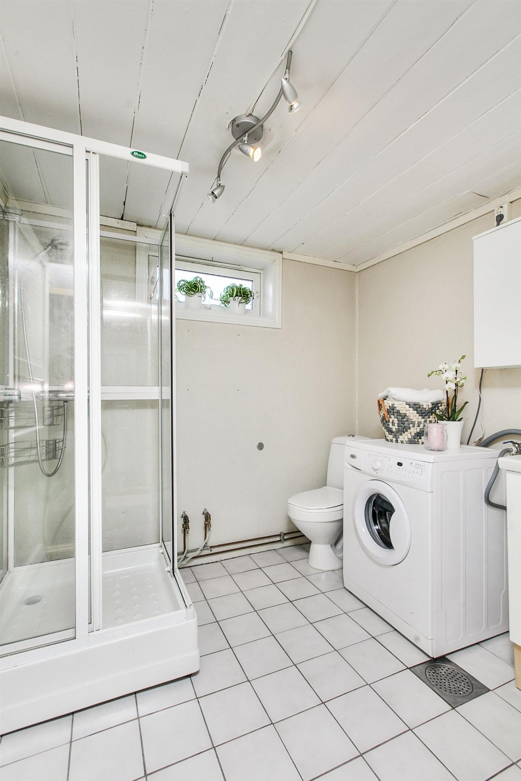 Fliser med varmekabler på gulv, malte murer og plater på veggene og malt panel i himling. Galleribilde