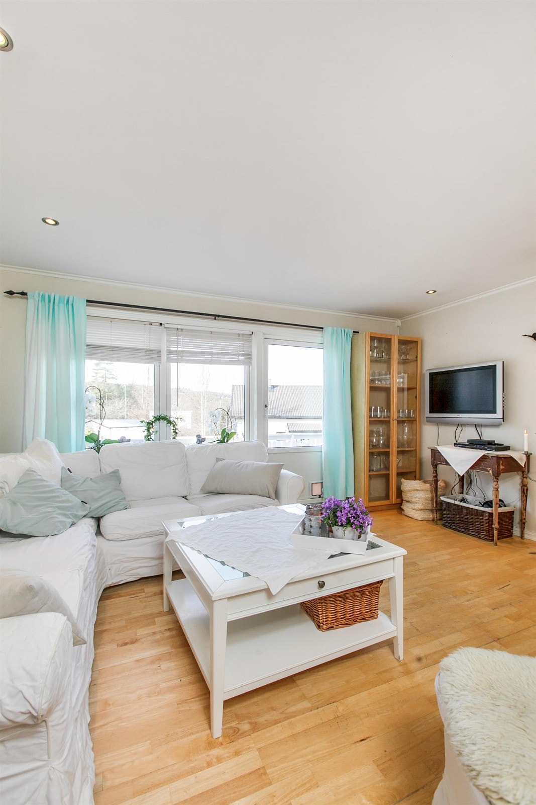 Fra stuen er det utgang til solrik vestvendt veranda. Galleribilde