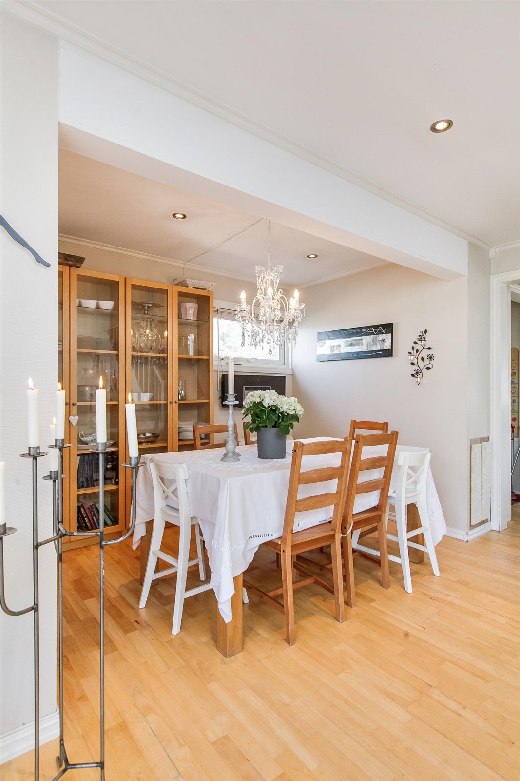 I stuen er det plass til spisebord og sofagruppe. Galleribilde