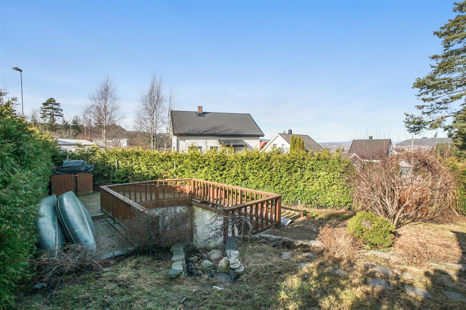 Boligens hagedel er i hovedsak opparbeidet med plen og hekkplanter. Galleribilde